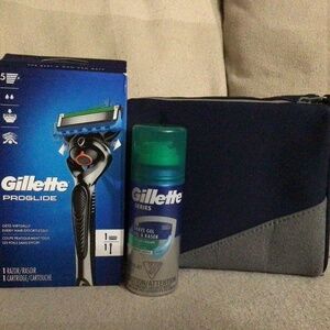 NEW!  Men's Gillette Set w/travel bag!‎